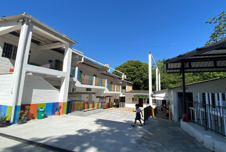 colegio-patio-colorido